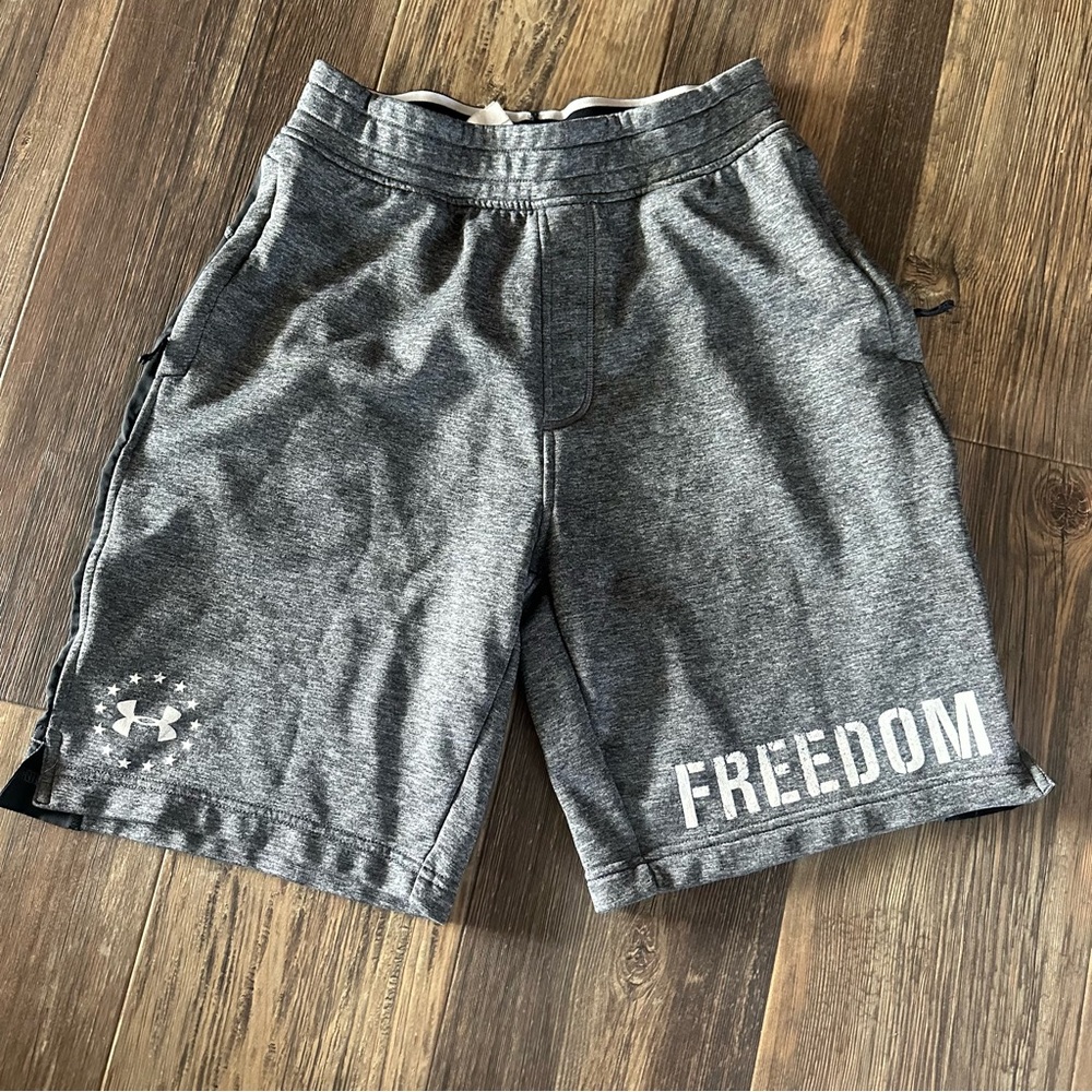Under Armour FREEDOM men's S gray athletic shorts with zippered pockets